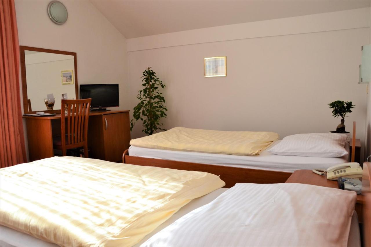 Guesthouse Bajc Vrhnika Buitenkant foto