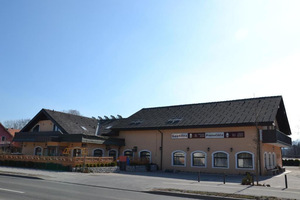 Guesthouse Bajc Vrhnika Buitenkant foto