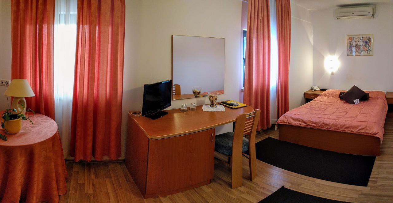 Guesthouse Bajc Vrhnika Buitenkant foto